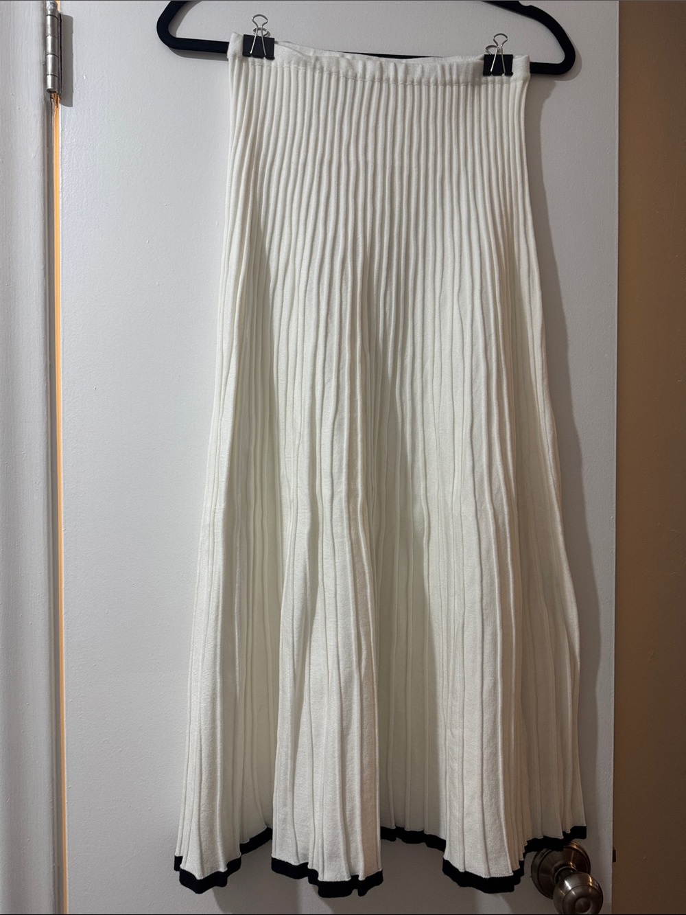 Commense Black and White Two-Tone Sweater Skirt and Sweater Top Set - Picture 5 of 6